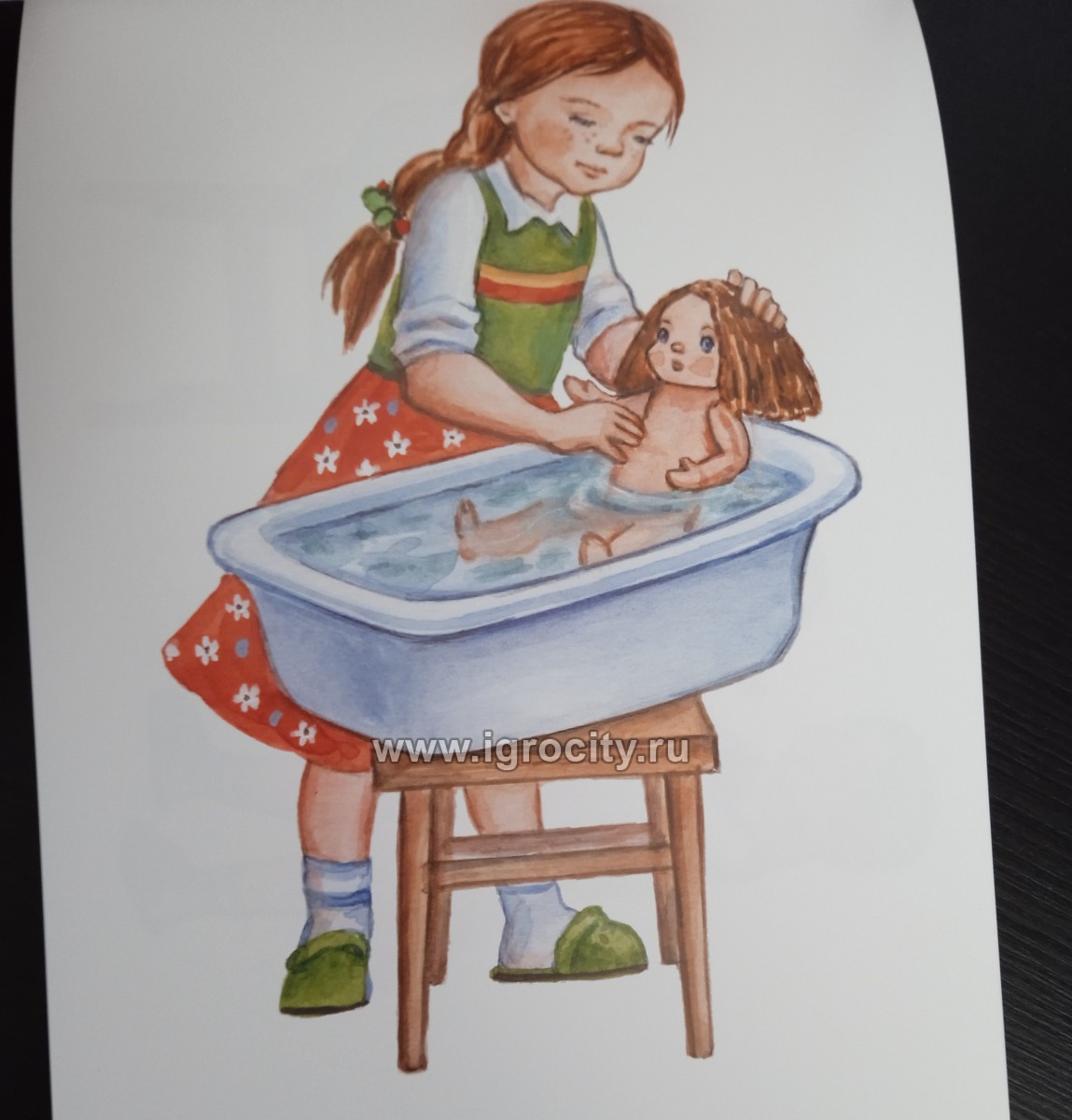 Девочка купает куклу рисунок