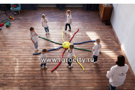 Подвижная игра для малышей на координацию движений "Осьминог"